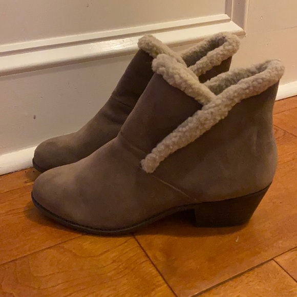 Taupe brown booties with fur lining the inside. - Picture 2 of 3
